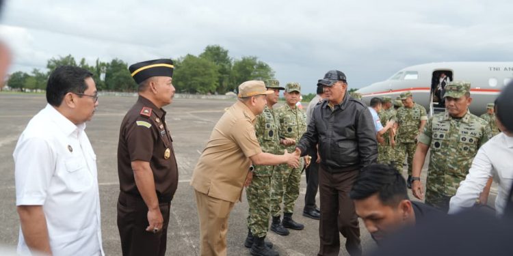 Wali Kota Makassar Jemput Langsung Menhan Sjafrie Sjamsoeddin di Lanud Sultan Hasanuddin