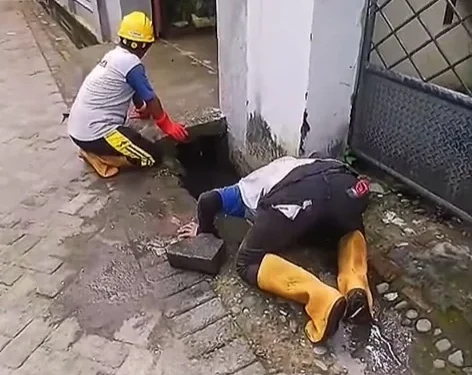 Tingkatkan Fungsi Drainase Pada Musim Penghujan, DPU Makassar Normalisasi Saluran di Jl. Salemba 4