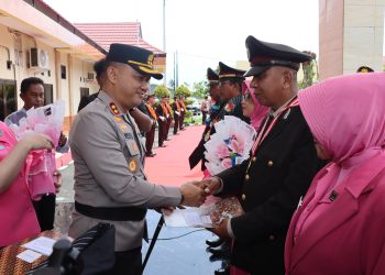 Polres Bulukumba lepas 4 personel Purna Bakti Dengan Upacara Pedang Pora Yang Penuh Haru