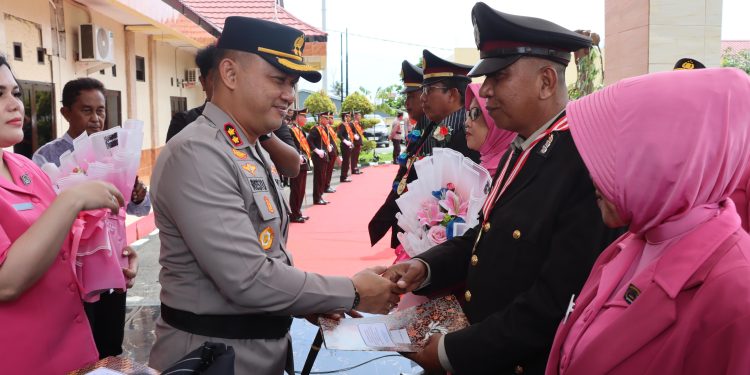 Polres Bulukumba lepas 4 personel Purna Bakti Dengan Upacara Pedang Pora Yang Penuh Haru