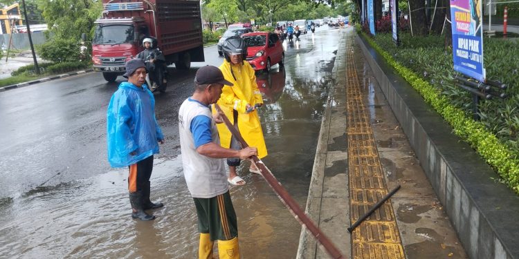Hujan Guyur Makassar, Dinas PU Kerahkan 40 Satgas Tangani Genangan di Titik Kritis