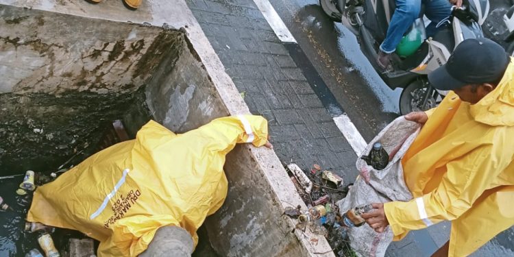 Hujan Deras Guyur Makassar, Pemkot Kerahkan Satgas Tangani Genangan di Titik Kritis dan Imbau Masyarakat Waspada