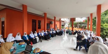 Kedokteran Gigi Unhas Gelar Pemeriksaan Kesehatan Gigi Rutin untuk Siswi Sekolah Lansia Sipakalebbi Manggala