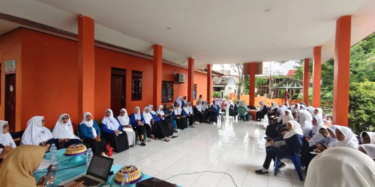 Kedokteran Gigi Unhas Gelar Pemeriksaan Kesehatan Gigi Rutin untuk Siswi Sekolah Lansia Sipakalebbi Manggala