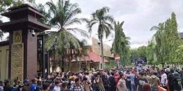 Massa Geruduk Polda Sulsel, Tuntut Penangkapan Mafia Tanah dan Oknum Polri Yang Diduga Terlibat