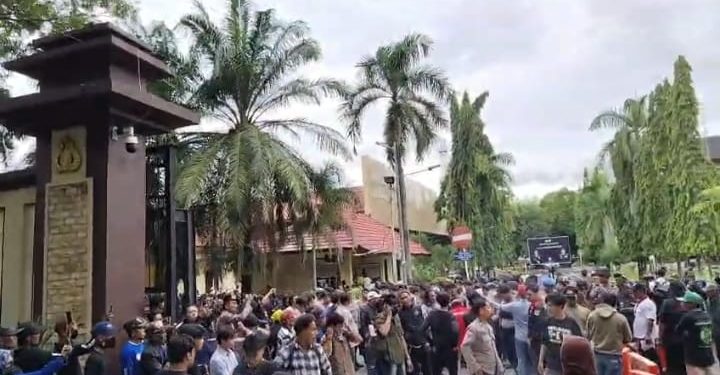 Massa Geruduk Polda Sulsel, Tuntut Penangkapan Mafia Tanah dan Oknum Polri Yang Diduga Terlibat