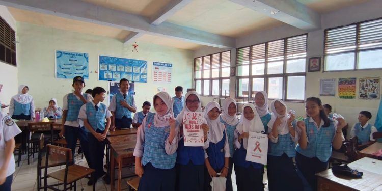 Peringati Hari HIV Sedunia, PIK-R SMPN 4 Makassar Edukasi Siswa tentang Bahaya HIV AIDS