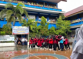 UPT SPF SMPN 4 Makassar Gelar Upacara Peringati Hari Guru Nasional ke-80, Siswa Beri Persembahan Istimewa