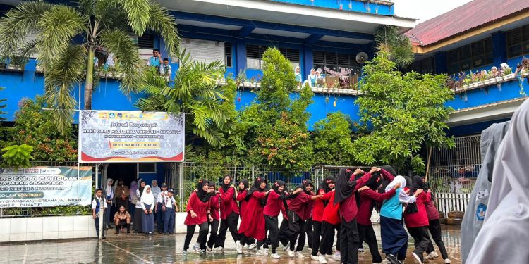 UPT SPF SMPN 4 Makassar Gelar Upacara Peringati Hari Guru Nasional ke-80, Siswa Beri Persembahan Istimewa