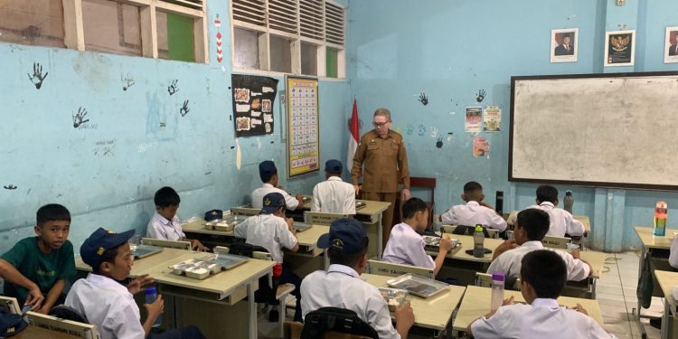 Program Makan Bergizi Gratis Resmi Diluncurkan di UPT SPF SMPN 4 Makassar, Siswa Antusias Menyambut