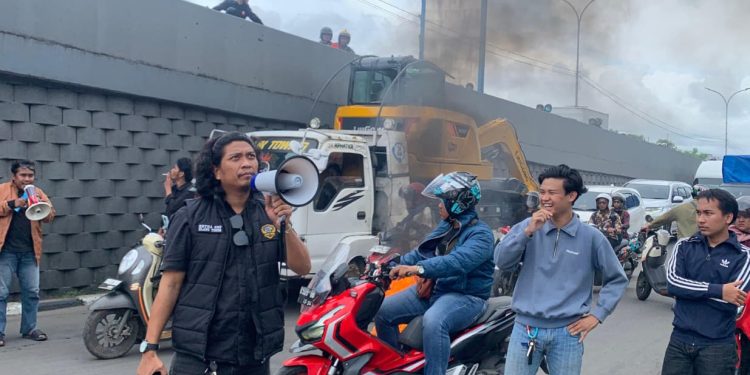 Kasus Penimbunan Laut Mandek, Massa Aksi Tutup Jalan Urip Sumoharjo, Kejati Sulsel Dinilai Tutup Mata