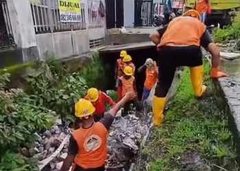 Satgas Drainase Dinas PU Makassar Normalisasi Saluran Drainase di Jl. Dg. Tata Raya untuk Cegah Genangan