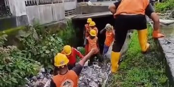 Satgas Drainase Dinas PU Makassar Normalisasi Saluran Drainase di Jl. Dg. Tata Raya untuk Cegah Genangan