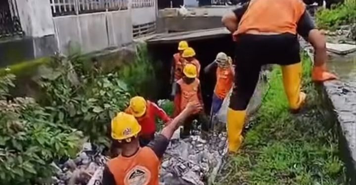 Satgas Drainase Dinas PU Makassar Normalisasi Saluran Drainase di Jl. Dg. Tata Raya untuk Cegah Genangan