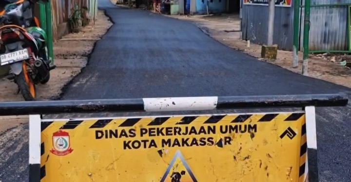 Satgas BJJ Dinas PU Makassar Lakukan Pengaspalan di Jalan Berua 3 untuk Tingkatkan Kenyamanan Pengguna Jalan