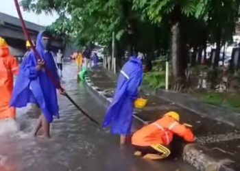Satgas Drainase Dinas PU Makassar Tangani Genangan di Sejumlah Ruas Jalan Utama