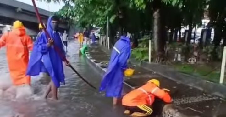 Satgas Drainase Dinas PU Makassar Tangani Genangan di Sejumlah Ruas Jalan Utama