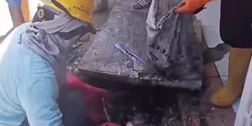 Satgas Drainase Dinas PU Makassar Lakukan Normalisasi Saluran di Jl. Bunga Ejaya