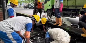 Satgas Drainase Dinas PU Tangani Penyumbatan Saluran di Jl. Mallengkeri
