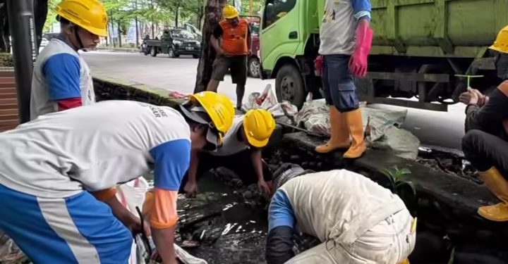 Satgas Drainase Dinas PU Tangani Penyumbatan Saluran di Jl. Mallengkeri