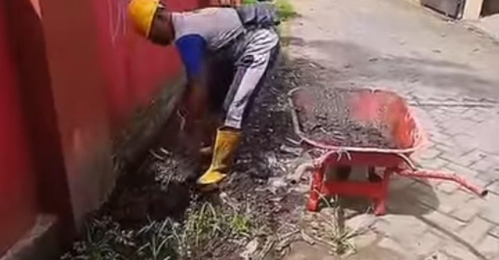 Dinas PU Makassar Lakukan Normalisasi Saluran Drainase di Jl. Salemba 4