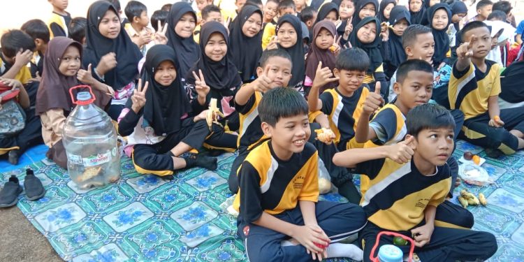 Libatkan Seluruh Siswa, SD Negeri Baraya 1 Sukses Gelar Pelatihan Eco Enzyme: Sulap Sampah Jadi Berkah!