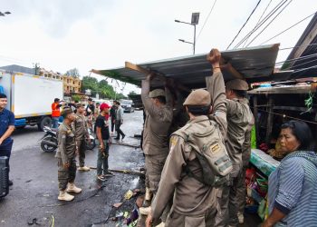 Langgar Aturan, Satpol PP Tertibkan Bangunan Liar di Pasar Mandai