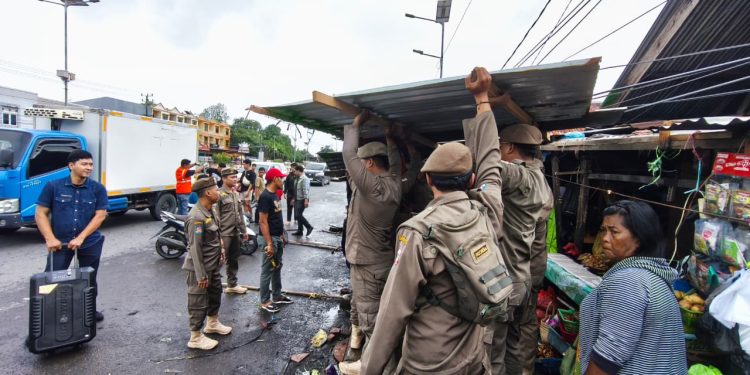Langgar Aturan, Satpol PP Tertibkan Bangunan Liar di Pasar Mandai
