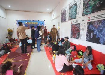 Di Tengah Pengungsian Banjir, Munafri Hadir Menyapa dan Menguatkan Warga
