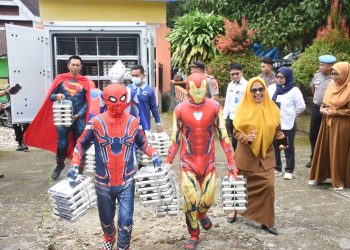 Polres Bulukumba Luncurkan Dapur SPPG, Siswa di Bulukumpa Terima Program Makan Bergizi Gratis dengan Kostum Superhero