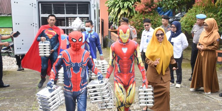 Polres Bulukumba Luncurkan Dapur SPPG, Siswa di Bulukumpa Terima Program Makan Bergizi Gratis dengan Kostum Superhero