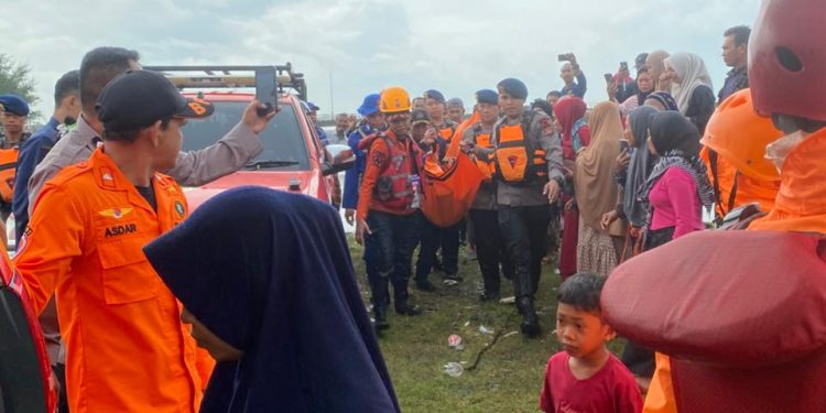 Anak 5 Tahun Warga Pattingalloang Ditemukan Setelah Tenggelam di Pantai Barombong