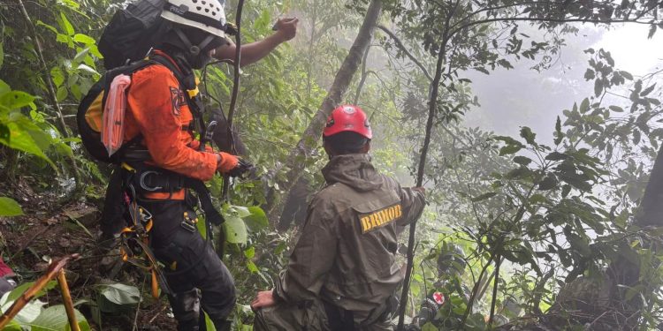 Tim SAR Gabungan Ungkap Lokasi Bangkai Pesawat di Gunung Bulusaraung, Personel BPBD Makassar Jadi Bagian Tim First In
