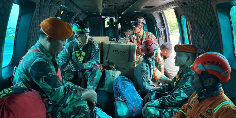 TRC BPBD Makassar Kembali Diterjunkan dengan Helikopter TNI AU untuk Dukung Operasi SAR Lanjutan
