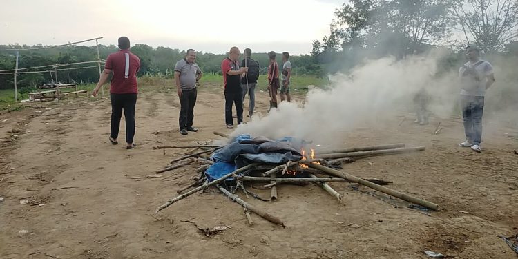 Polsek Bulukumpa Gencar Operasi Judi, Arena Sabung Ayam di Bontomangiring Dibongkar dan Dibakar
