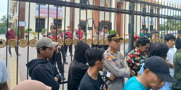 Polisi Kawal Demo di PN dan BPN Bulukumba, Massa Tuntut Peninjauan Kembali Eksekusi Lahan