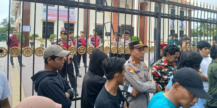 Polisi Kawal Demo di PN dan BPN Bulukumba, Massa Tuntut Peninjauan Kembali Eksekusi Lahan