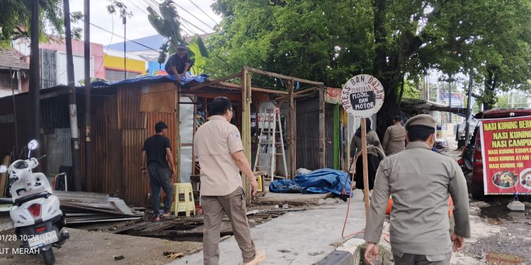 Tertibkan PKL, Pemkot Makassar Kembalikan Fungsi Trotoar di Jalan Sultan Alauddin