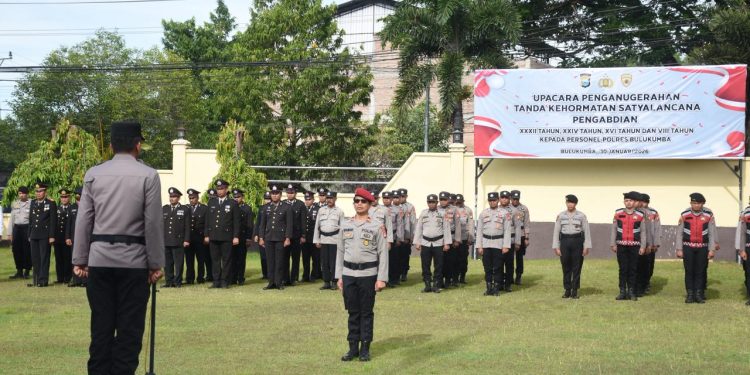 Polres Bulukumba Anugerahi Satyalancana Pengabdian kepada 35 Personel