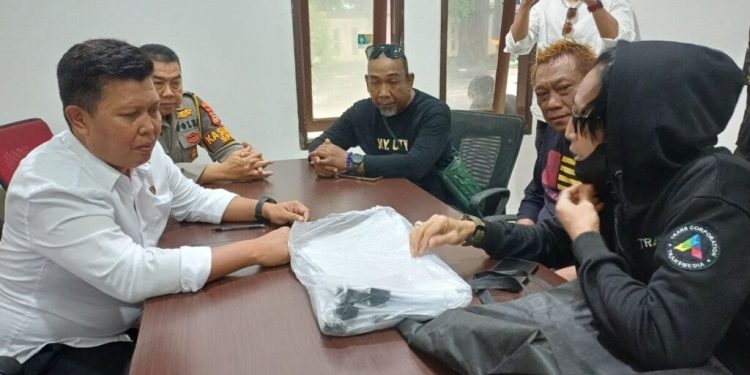 ELIT Indonesia Serahkan 53 Bundel Berkas ke Polda Sulsel, Tuntut Usut Tuntas Dugaan Korupsi Proyek di Soppeng