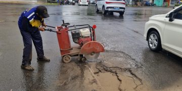 Demi Keselamatan Warga, Munafri Terjun Langsung Pantau Jalan Rusak di Veteran Selatan