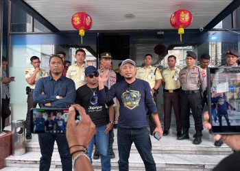 Buntut Gugatan Wandy Roesandy, Ormas Elang Timur Geruduk dan Bakar Ban di Depan Bank Mandiri!