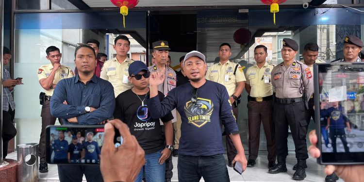 Buntut Gugatan Wandy Roesandy, Ormas Elang Timur Geruduk dan Bakar Ban di Depan Bank Mandiri!