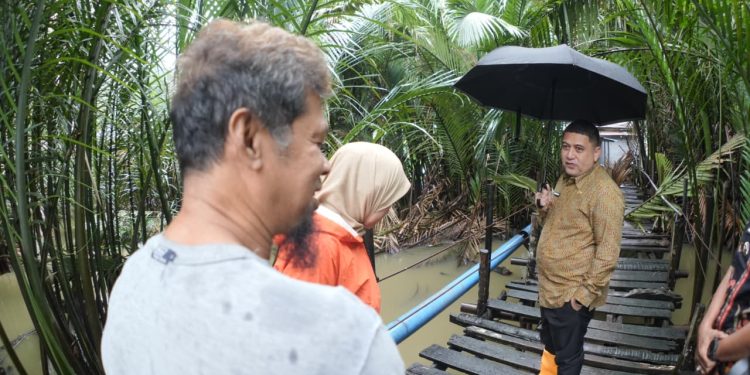 Di Tengah Hujan, Appi Tinjau Jembatan Lapuk di Barombong, Pembangunan Segera Dikerjakan