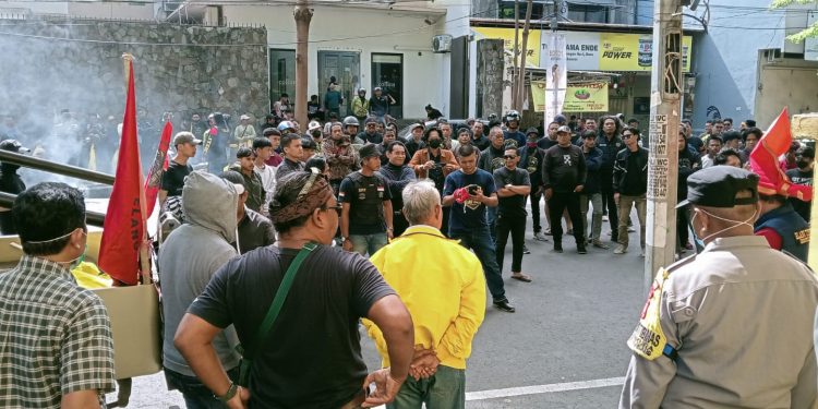 Kantor Golkar Sulsel Digeruduk Massa, Tuntut Tindak Tegas Kader Terkait Dugaan Korupsi