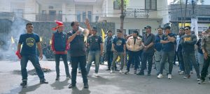 Potret Mahasiswa dan Ormas Elang Orasi Depan Kantor Golkar di Sulsel