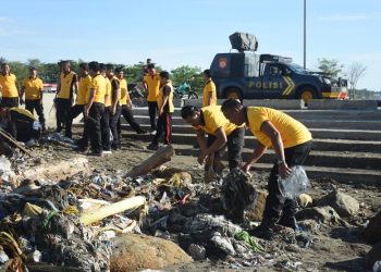 Setelah Pasar, Polres Bulukumba Gelar Aksi Peduli Lingkungan di Pantai Merpati