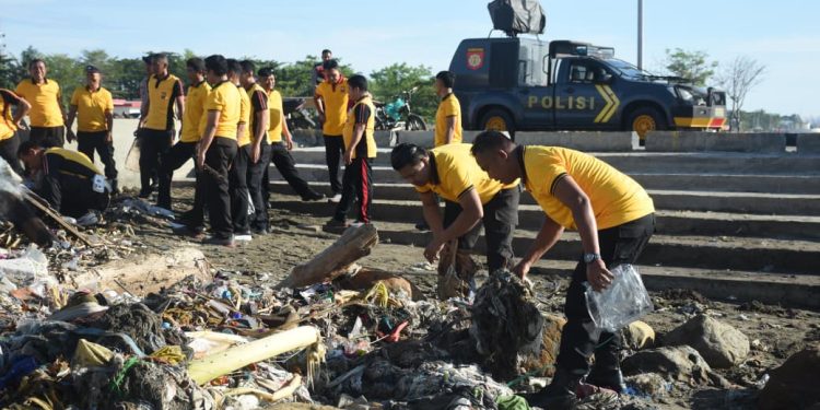 Setelah Pasar, Polres Bulukumba Gelar Aksi Peduli Lingkungan di Pantai Merpati