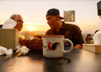 Opa Fadli Padi: Sosok Inspiratif di Balik Meja Kopi Van Djoel, Menyemai Kesadaran Lingkungan di Makassar