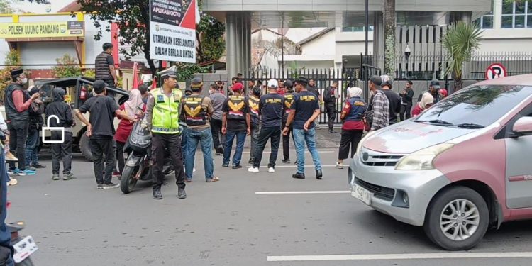 Tak Puas dengan Respons Asuransi, Ormas Elang Timur Geruduk OJK, Minta Askrida Syariah Diaudit!